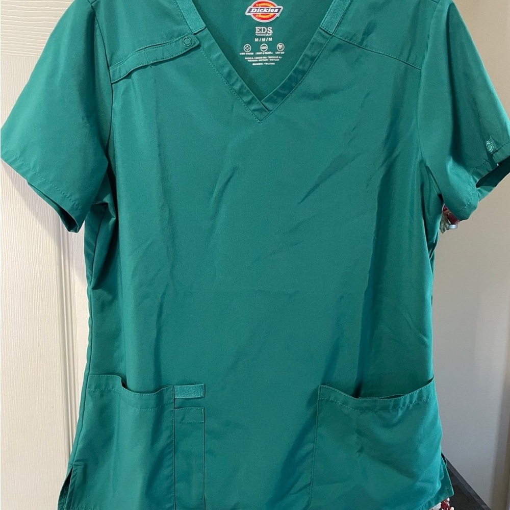 Medium scrub shirt lot - Picture 4 of 8